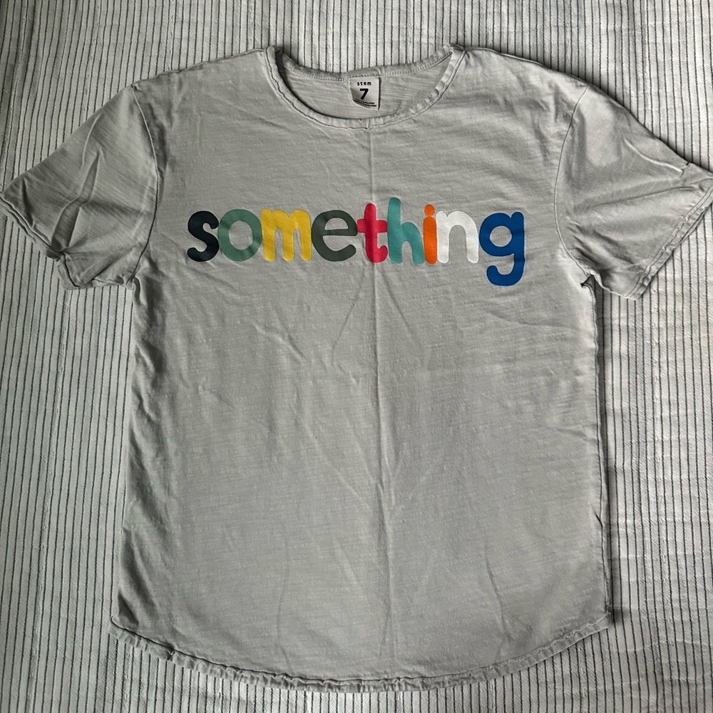 Grey kids t-shirt with colorful SOMETHING print size 7